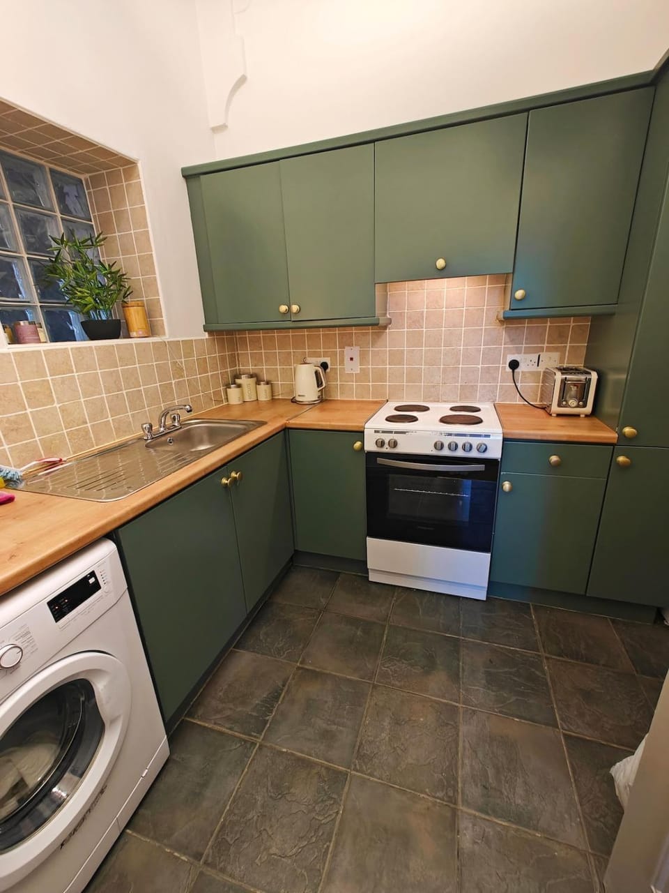 Kitchen or kitchenette, washing machine