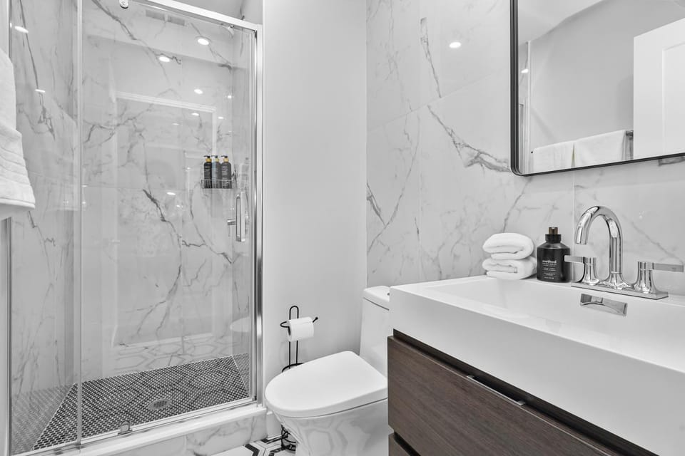 Shower, Toilet, Bathroom, towels