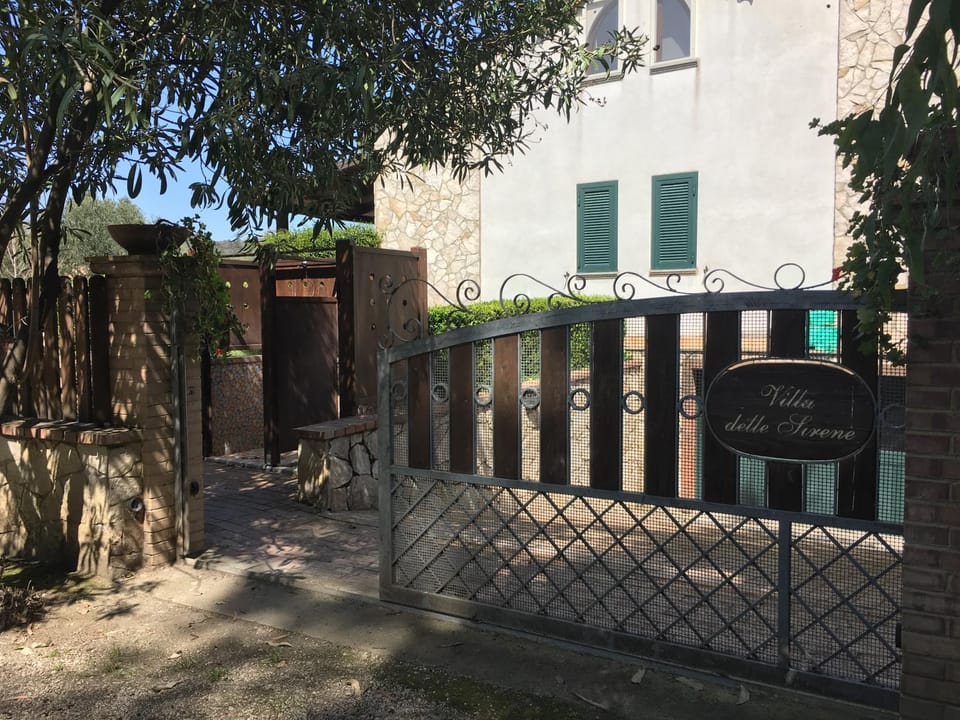 Facade/entrance