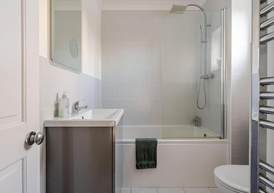 Shower, Toilet, Bathroom, Bath, towels