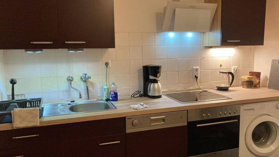 Coffee/tea facilities, Kitchen or kitchenette, dishwasher, stove, toaster, washing machine