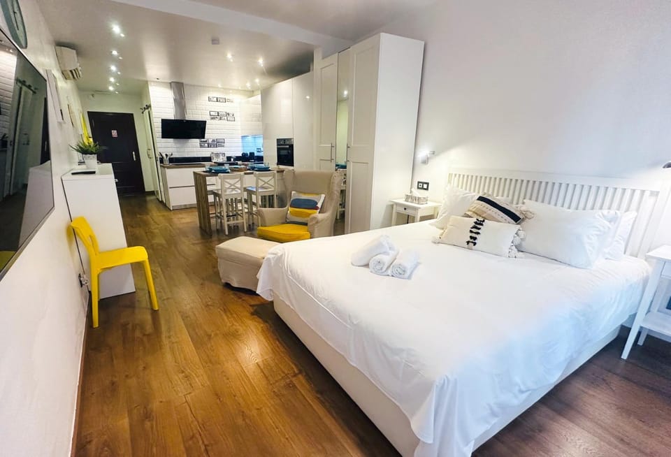 Bed, Living room, Photo of the whole room, Dining area, pet friendly
