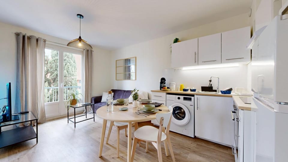 Kitchen or kitchenette, Seating area, Dining area, washing machine