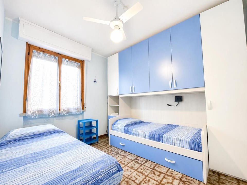 Bed, Photo of the whole room, Bedroom, locker, locker