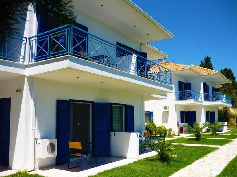 Property building, Patio, Garden, Balcony/Terrace