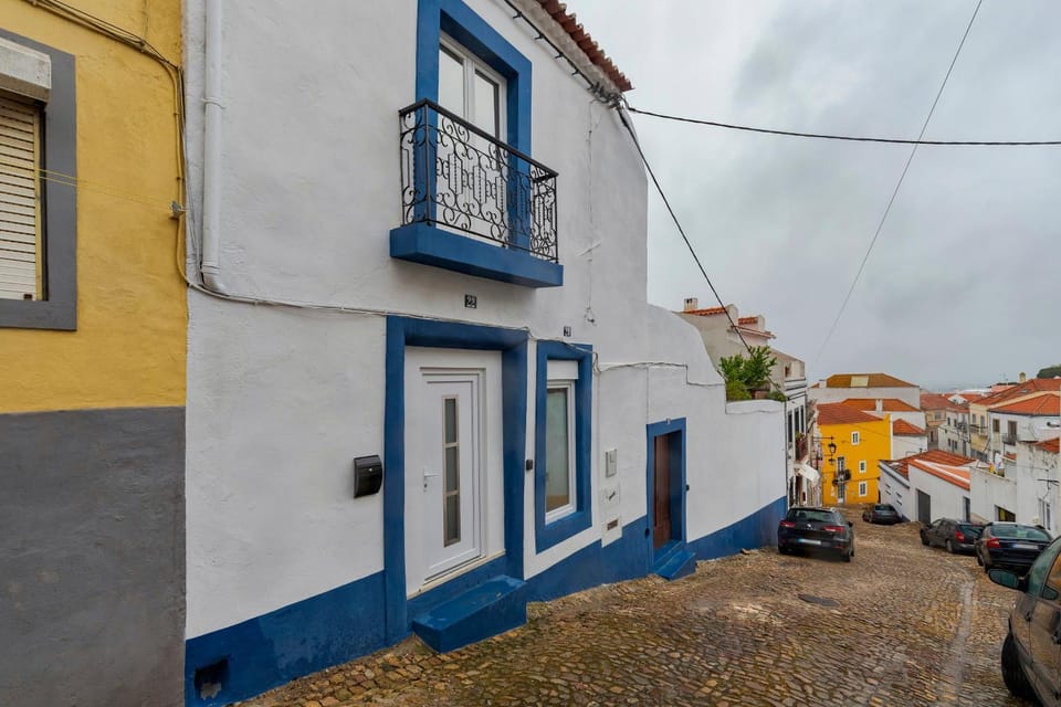 Property building, Day, Neighbourhood, City view, Street view, Location