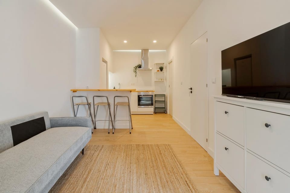 TV and multimedia, Kitchen or kitchenette, Living room, Seating area, oven, stove