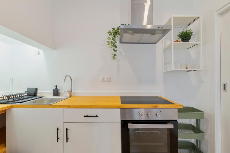 Kitchen or kitchenette, minibar, oven, stove