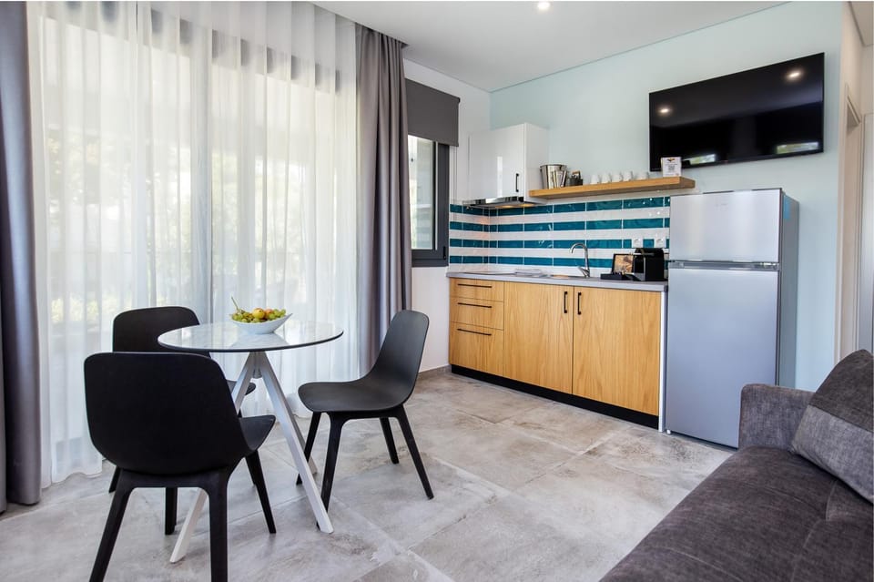 TV and multimedia, Kitchen or kitchenette, Living room, Seating area, Dining area