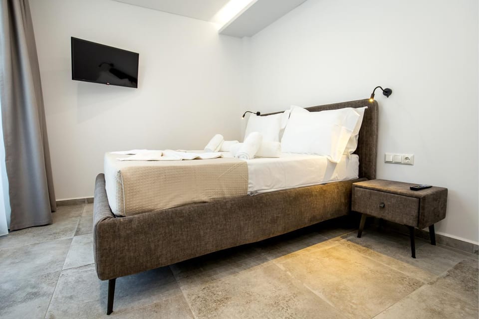 Bed, TV and multimedia, towels
