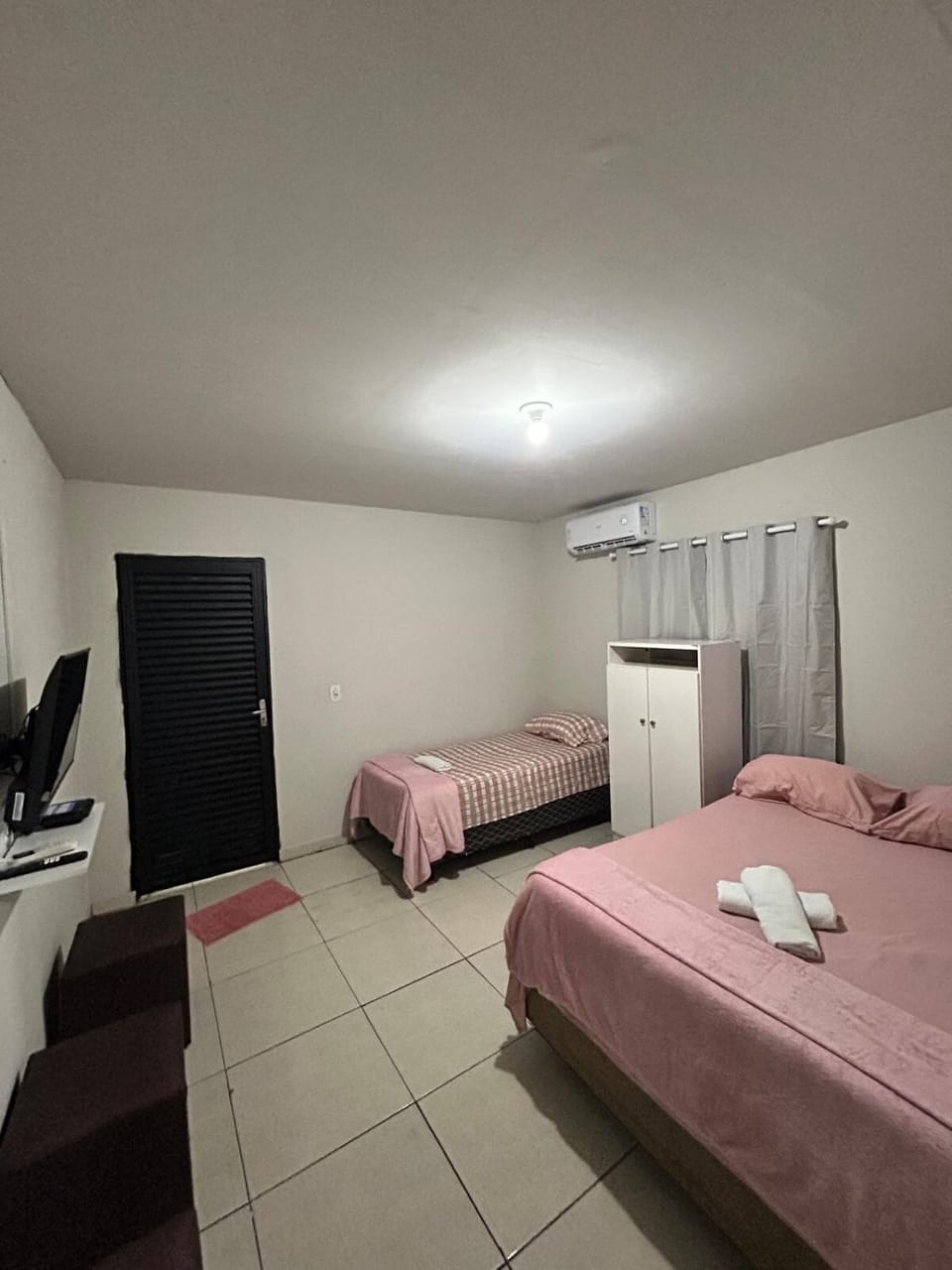 Bed, TV and multimedia, Kitchen or kitchenette, Photo of the whole room, Bedroom, towels