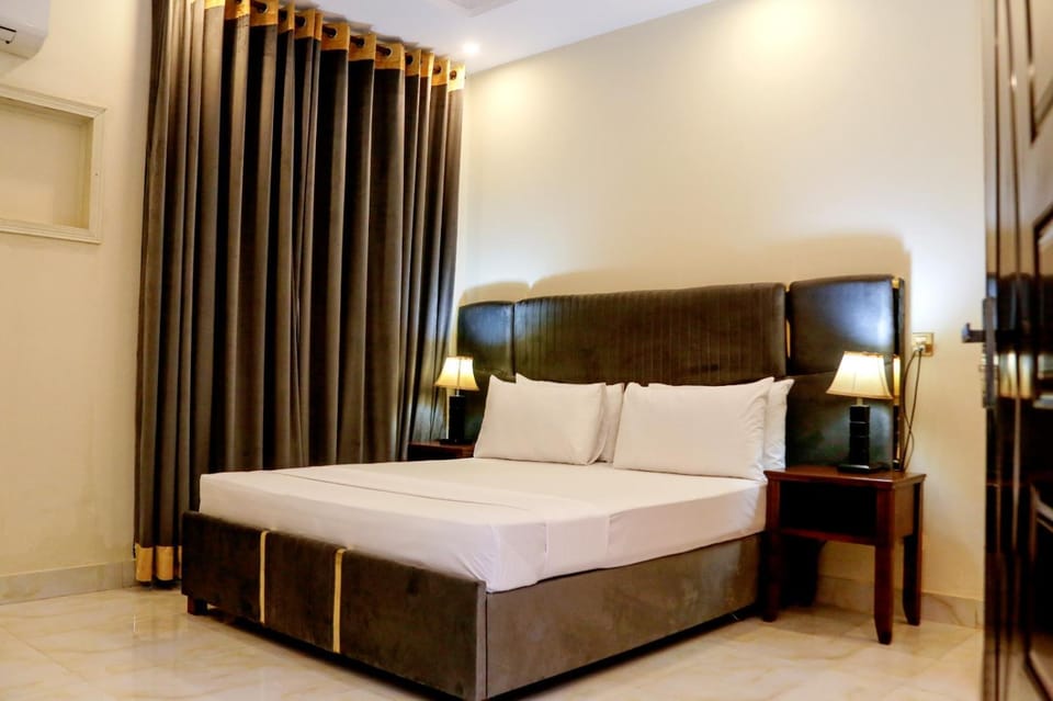 Photo of the whole room, Bedroom