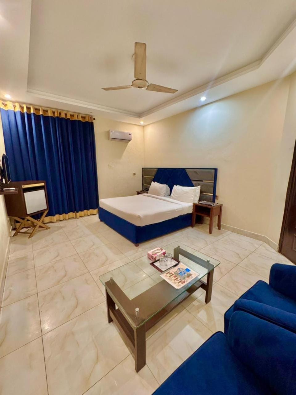 Bed, Living room, Photo of the whole room, Bedroom, air conditioner