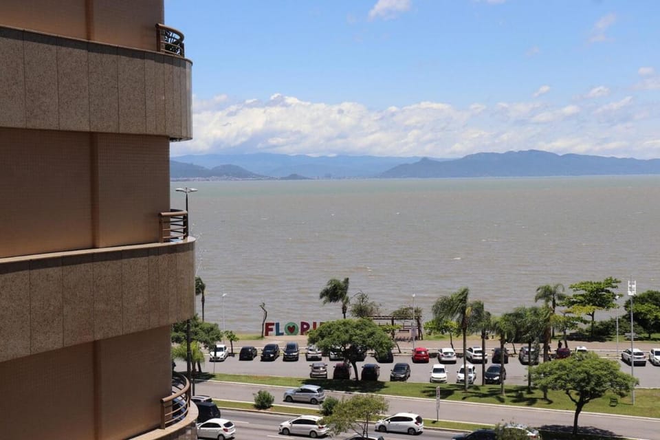 Apto amplo e moderno na Av Beira-Mar Norte Apartment in Florianopolis