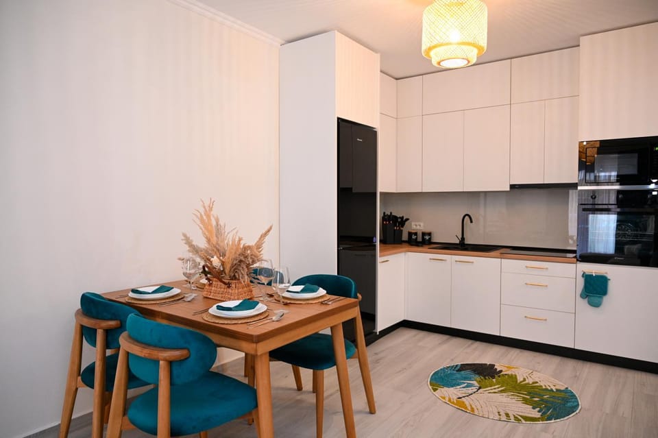 Kitchen or kitchenette, Dining area, oven, kitchen