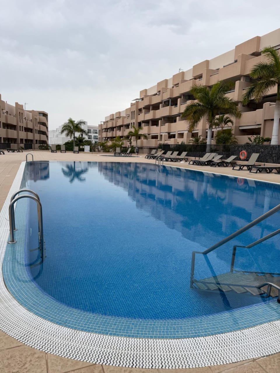 Property building, Swimming pool, sunbed