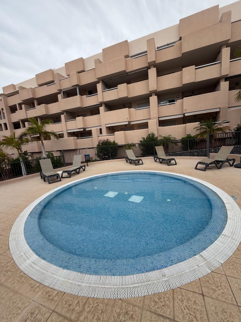 Property building, Day, Swimming pool, sunbed
