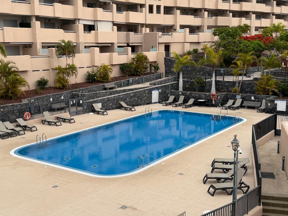 Property building, Day, Swimming pool, sunbed