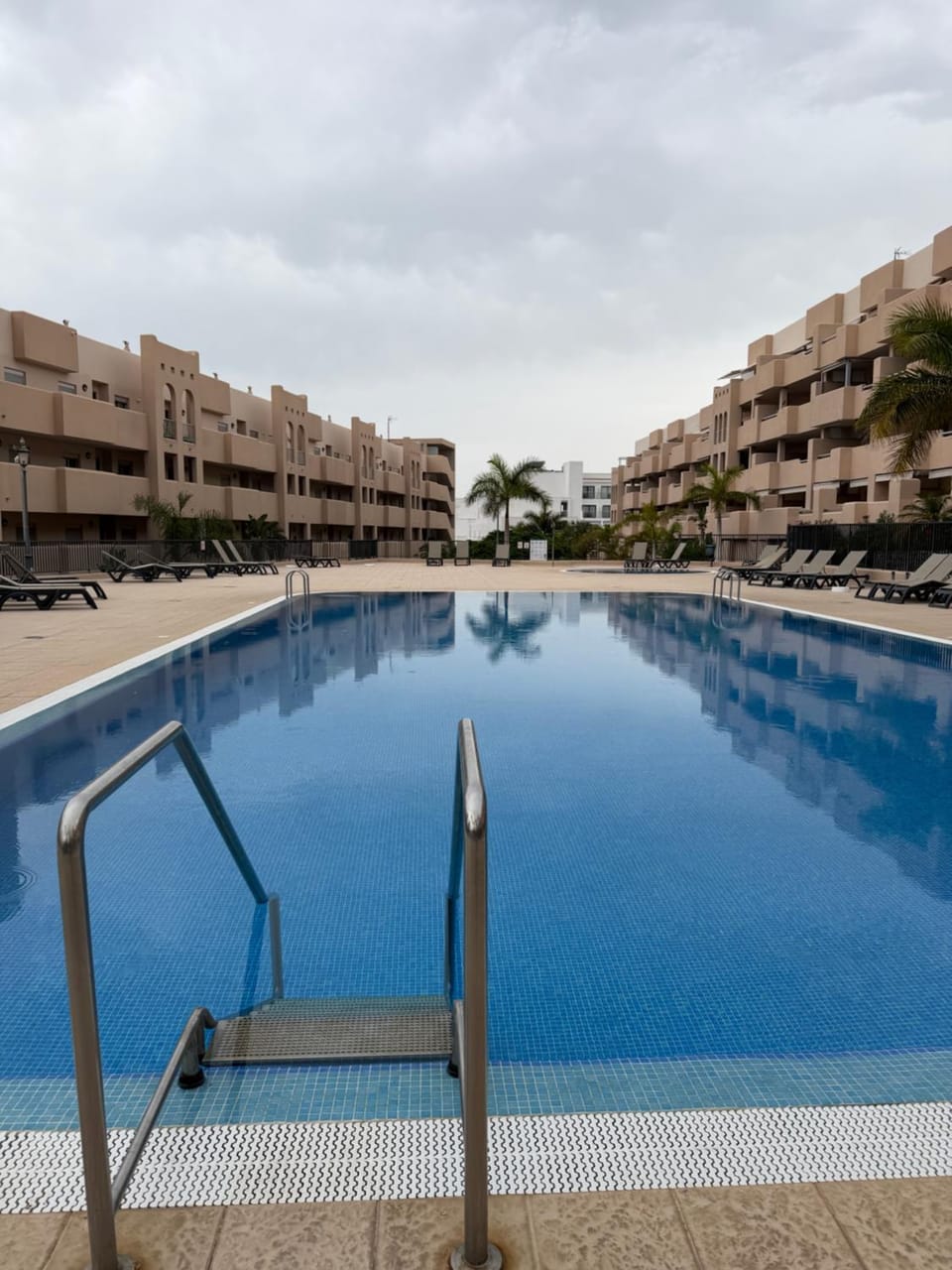 Property building, Day, Swimming pool, sunbed