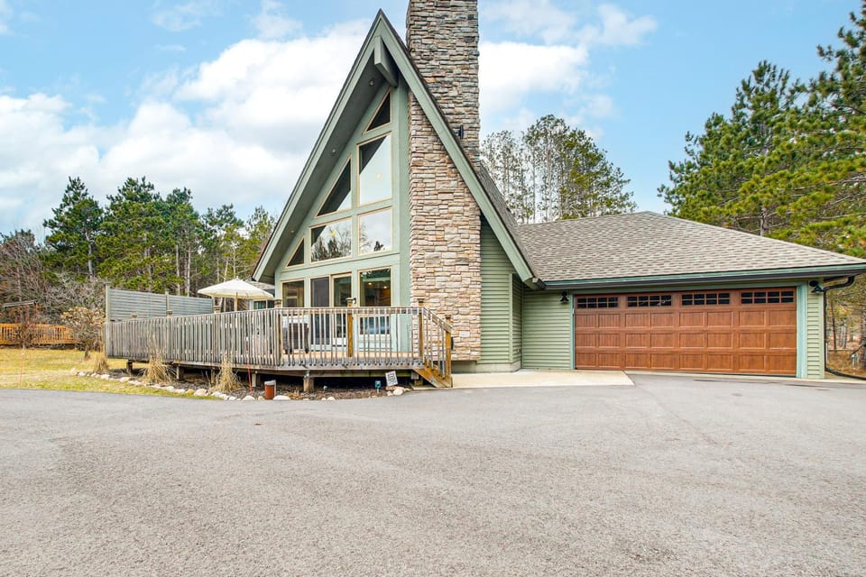 2 Mi to Sand Valley: Family Getaway w/ Deck! House in Wisconsin