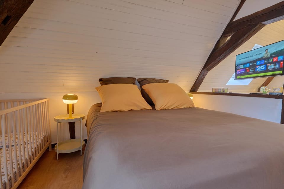 Bed, TV and multimedia, Bedroom