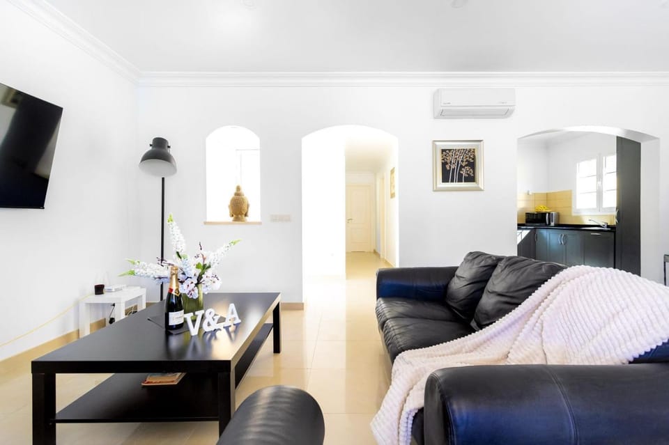 Communal lounge/ TV room, TV and multimedia, Living room, Photo of the whole room, Seating area, air conditioner
