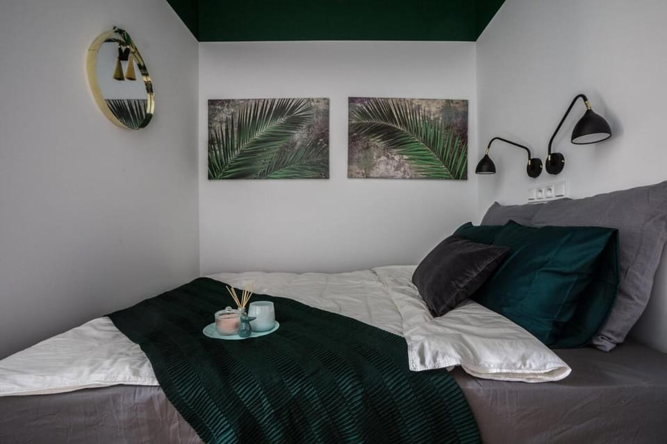 Bed, Living room, Photo of the whole room, Seating area, Bedroom, towels