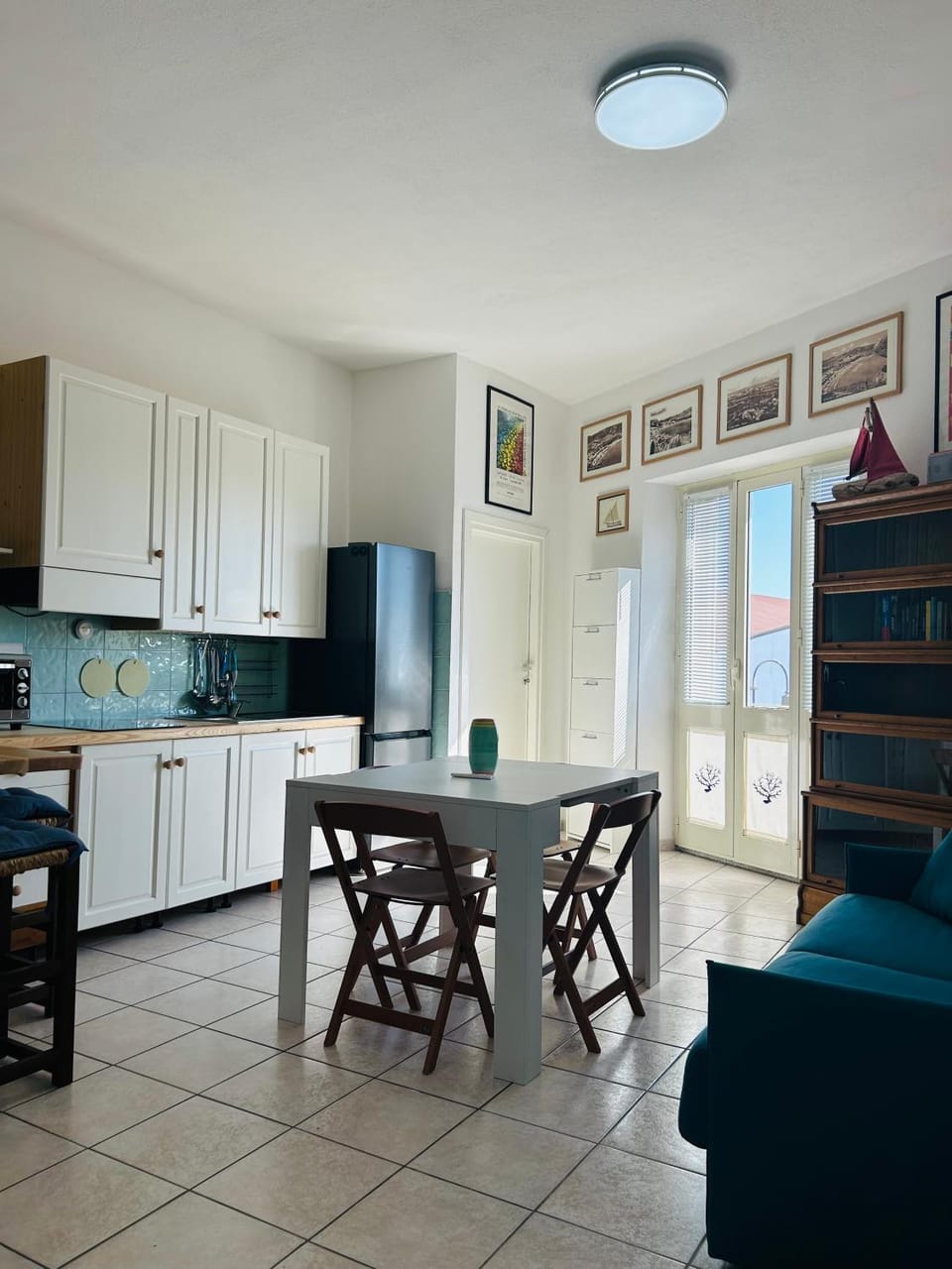 Kitchen or kitchenette, Living room, Seating area, Dining area, stove