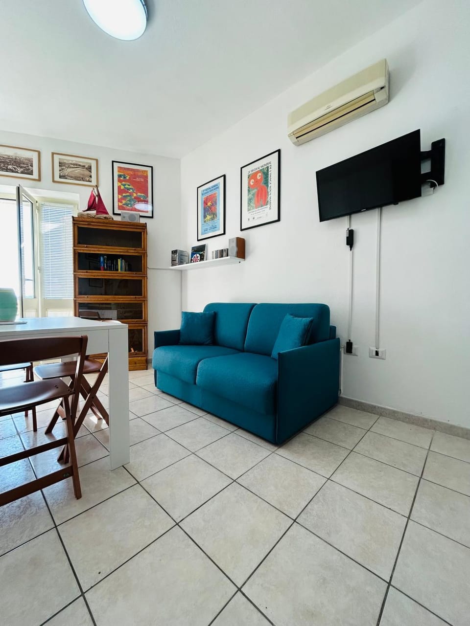 Communal lounge/ TV room, Living room, Seating area, air conditioner