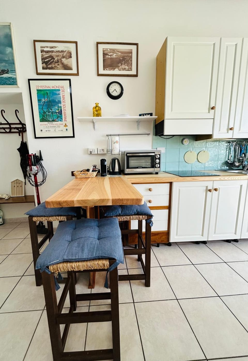 Coffee/tea facilities, Kitchen or kitchenette, dishwasher, oven, stove, toaster