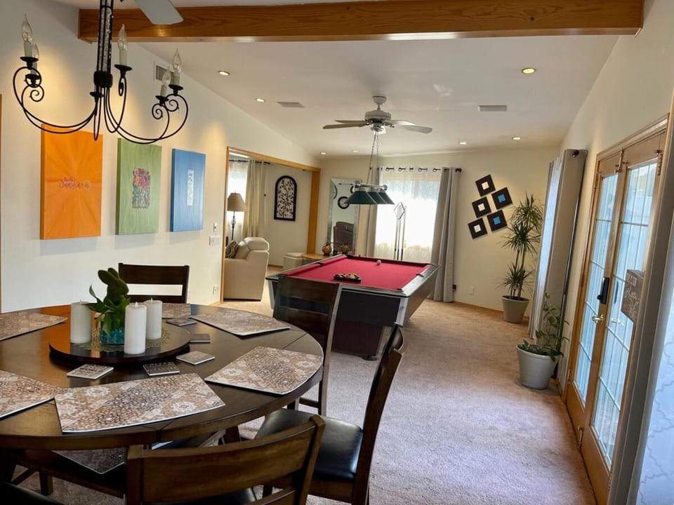 Cheerful Single Story 3-bedroom home w pool table House in Santa Clarita