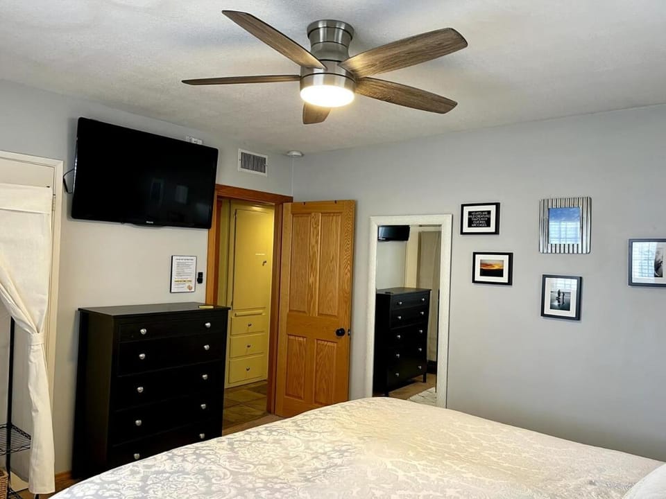 Cheerful Single Story 3-bedroom home w pool table House in Santa Clarita