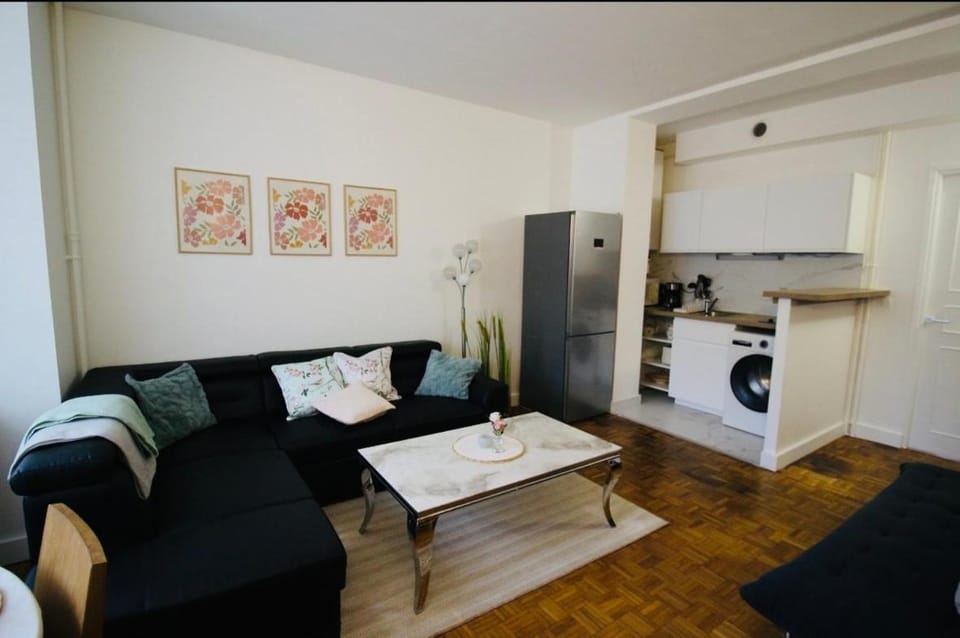 Kitchen or kitchenette, Seating area