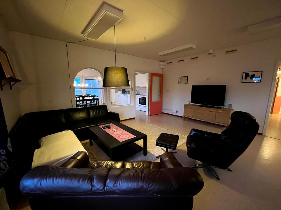 Communal lounge/ TV room, TV and multimedia, Living room, Seating area, Evening entertainment