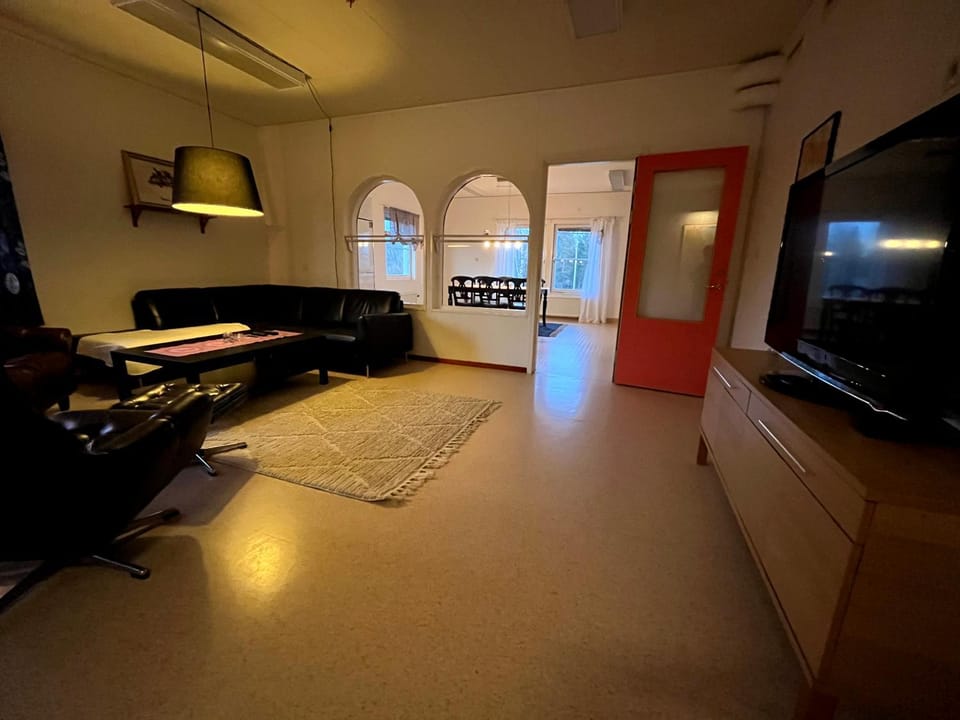 Communal lounge/ TV room, TV and multimedia, Living room, Seating area, Evening entertainment