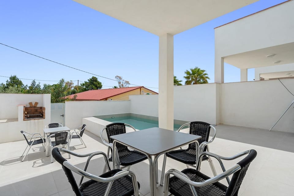 Property building, Balcony/Terrace, Living room