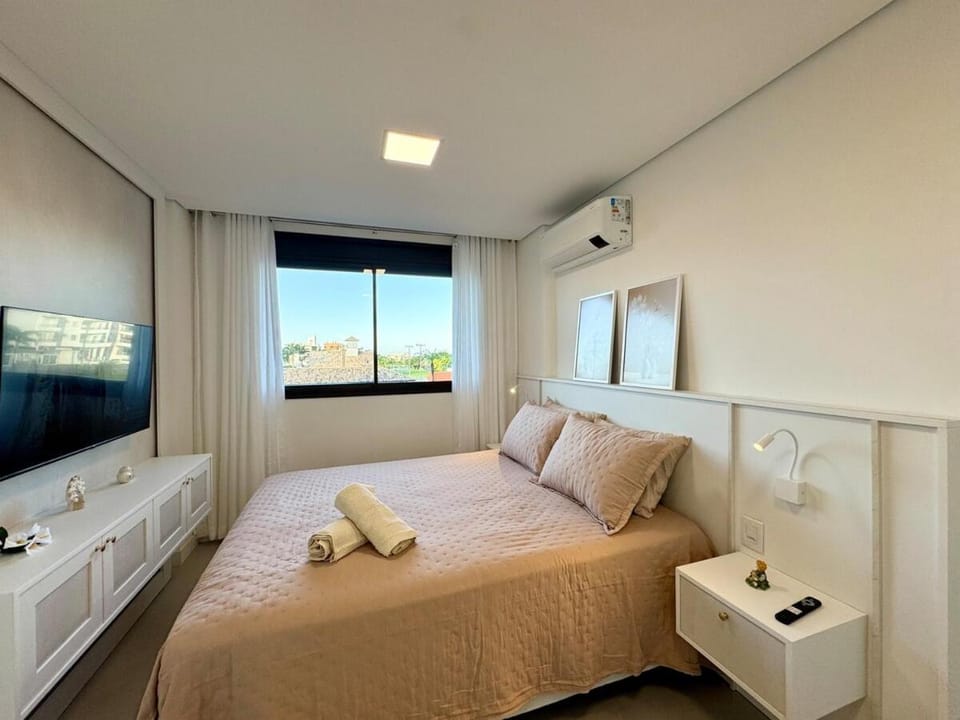 Bed, TV and multimedia, Photo of the whole room, Bedroom, towels, air conditioner
