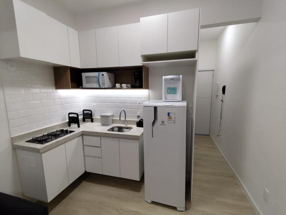 Coffee/tea facilities, Kitchen or kitchenette, stove