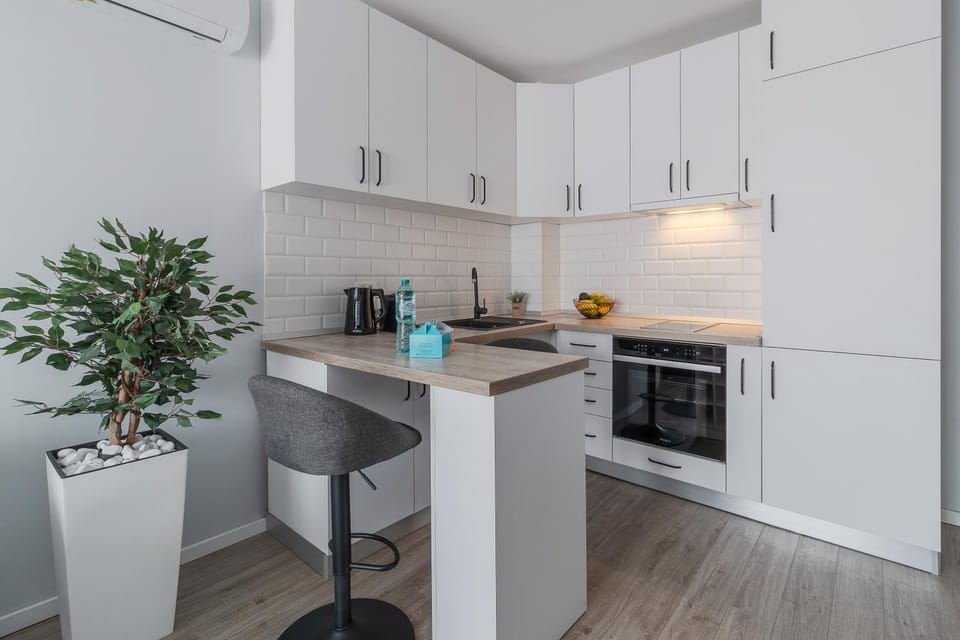 Coffee/tea facilities, Kitchen or kitchenette, stove