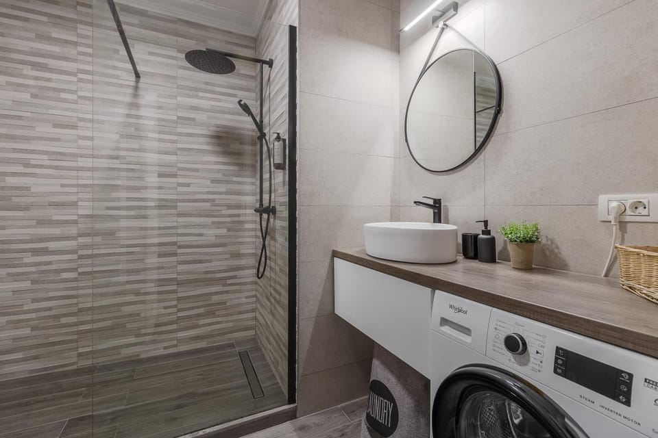 Shower, Bathroom, towels, washing machine