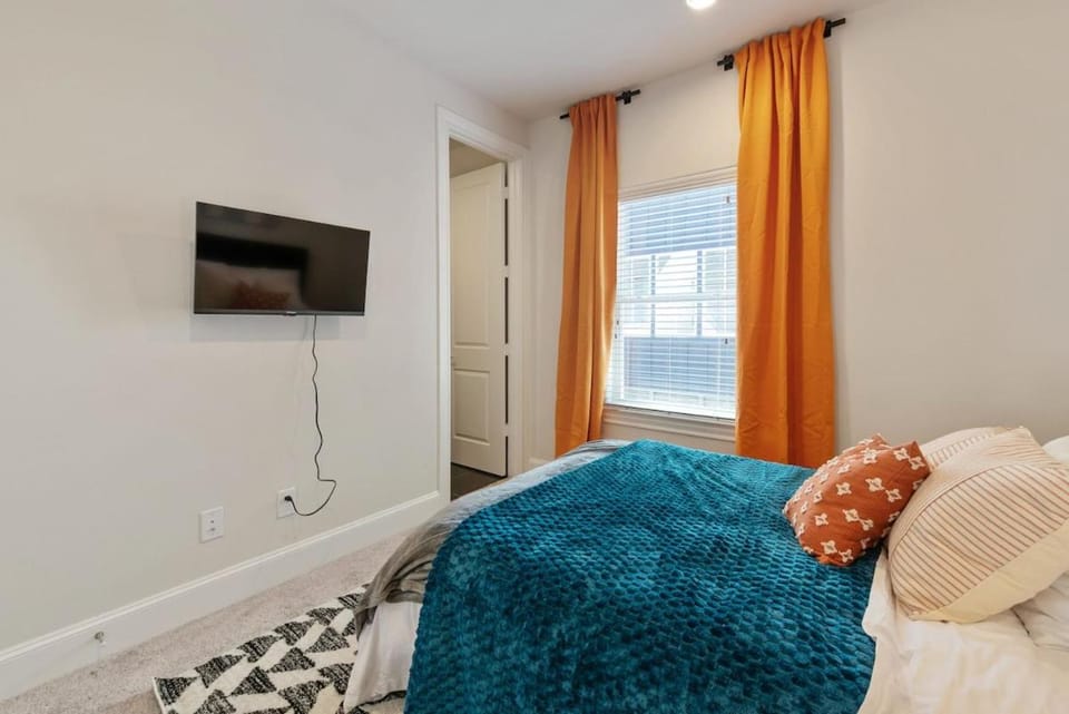 Communal lounge/ TV room, Bed, TV and multimedia, Living room, Seating area, Evening entertainment, Bedroom