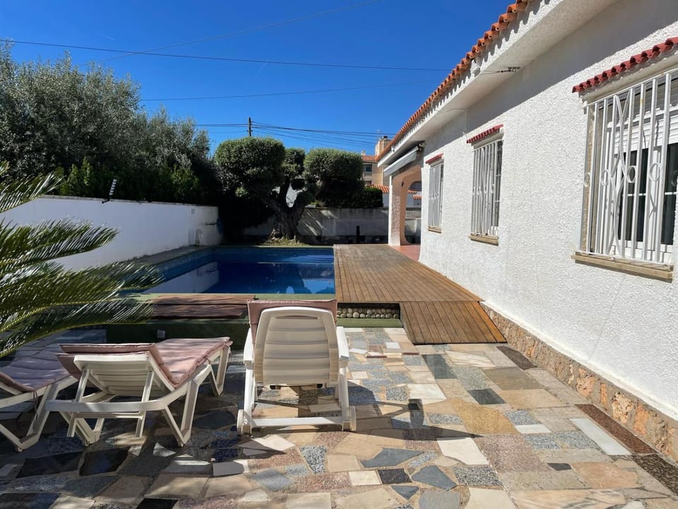 Pool view, Swimming pool, sunbed