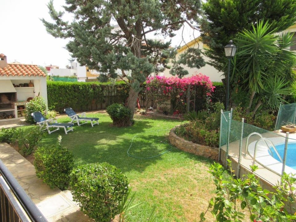 Patio, Garden view, Swimming pool, sunbed