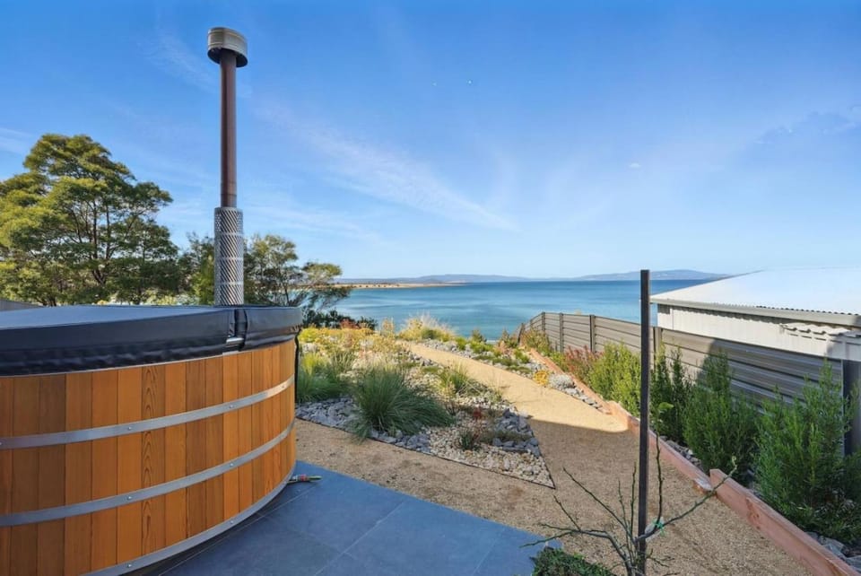 Modern Coastal Retreat and Hot Tub House in Tasmania