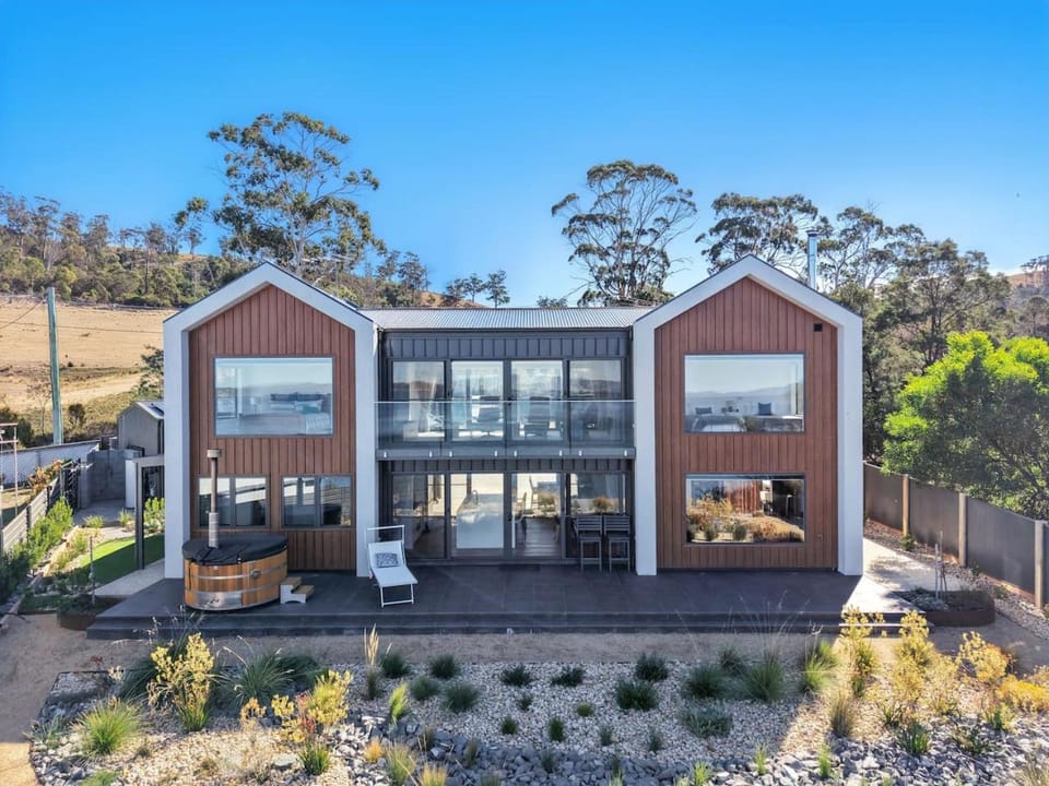 Modern Coastal Retreat and Hot Tub House in Tasmania