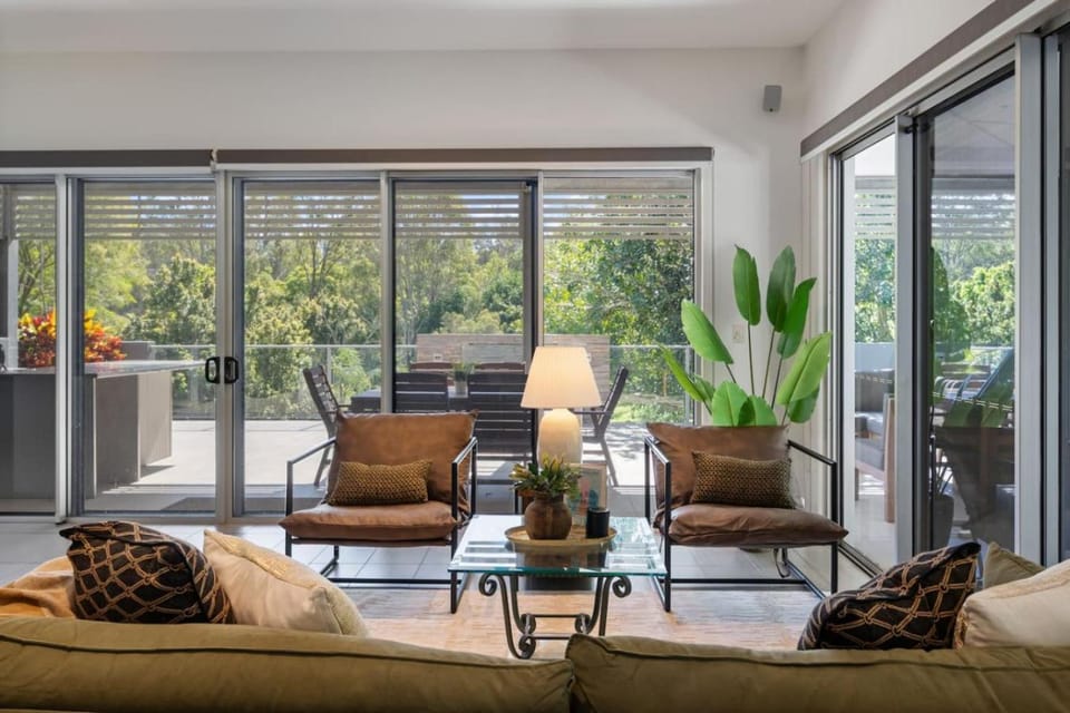 Stylish 4BR Home with BBQ and Media Room in Mt Ommaney House in Brisbane