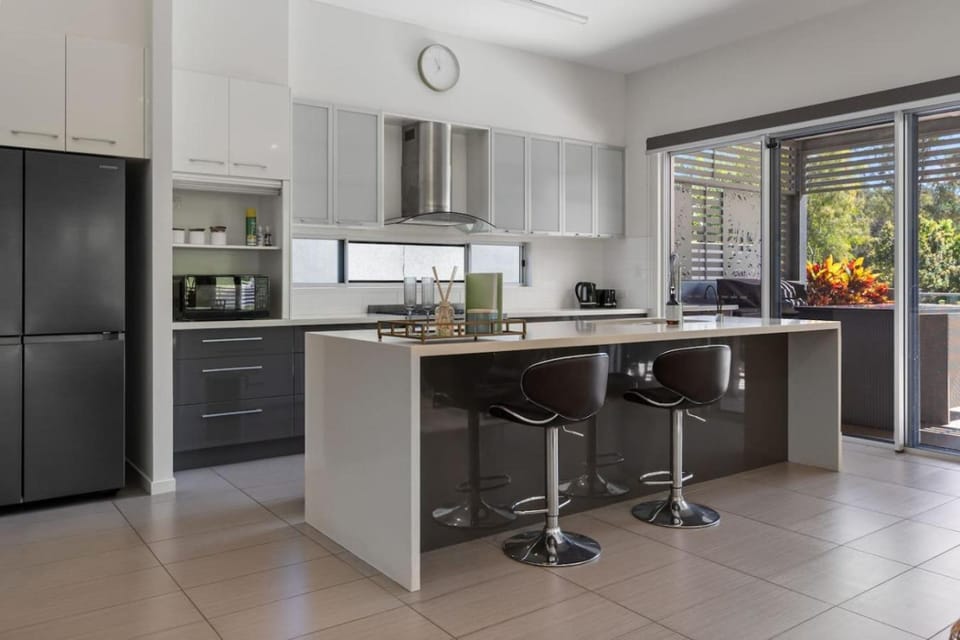 Stylish 4BR Home with BBQ and Media Room in Mt Ommaney House in Brisbane