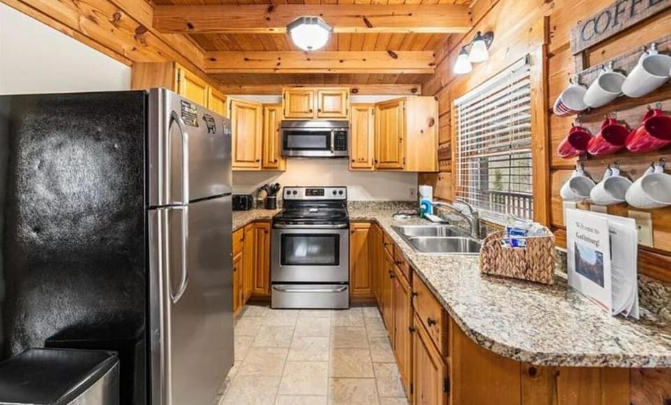 Secluded Escape | Views, Hot Tub, Outdoor Lounge! House in Gatlinburg