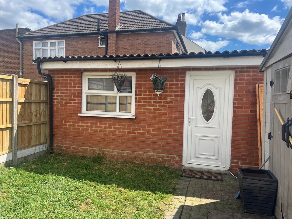 Compact single room B near Heathrow with 24 buses to all Terminals Vacation rental in London Borough of Hounslow