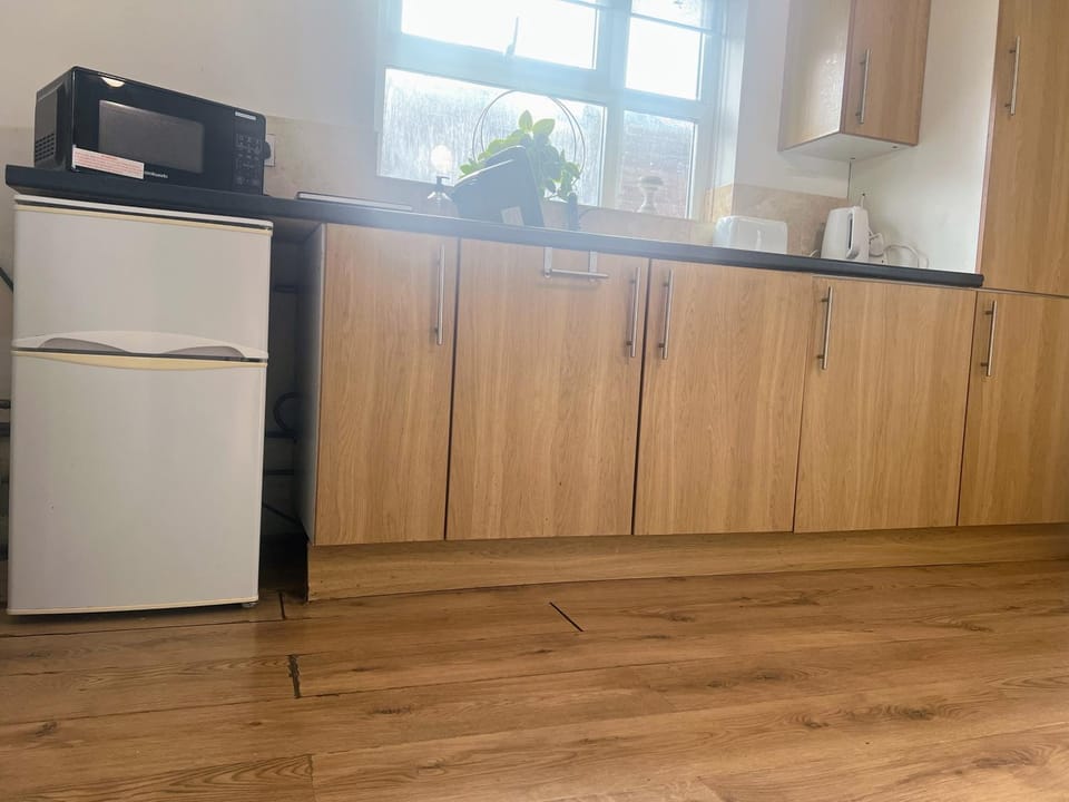 Compact single room B near Heathrow with 24 buses to all Terminals Vacation rental in London Borough of Hounslow